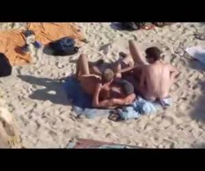 Gluurder filmt homos op het strand